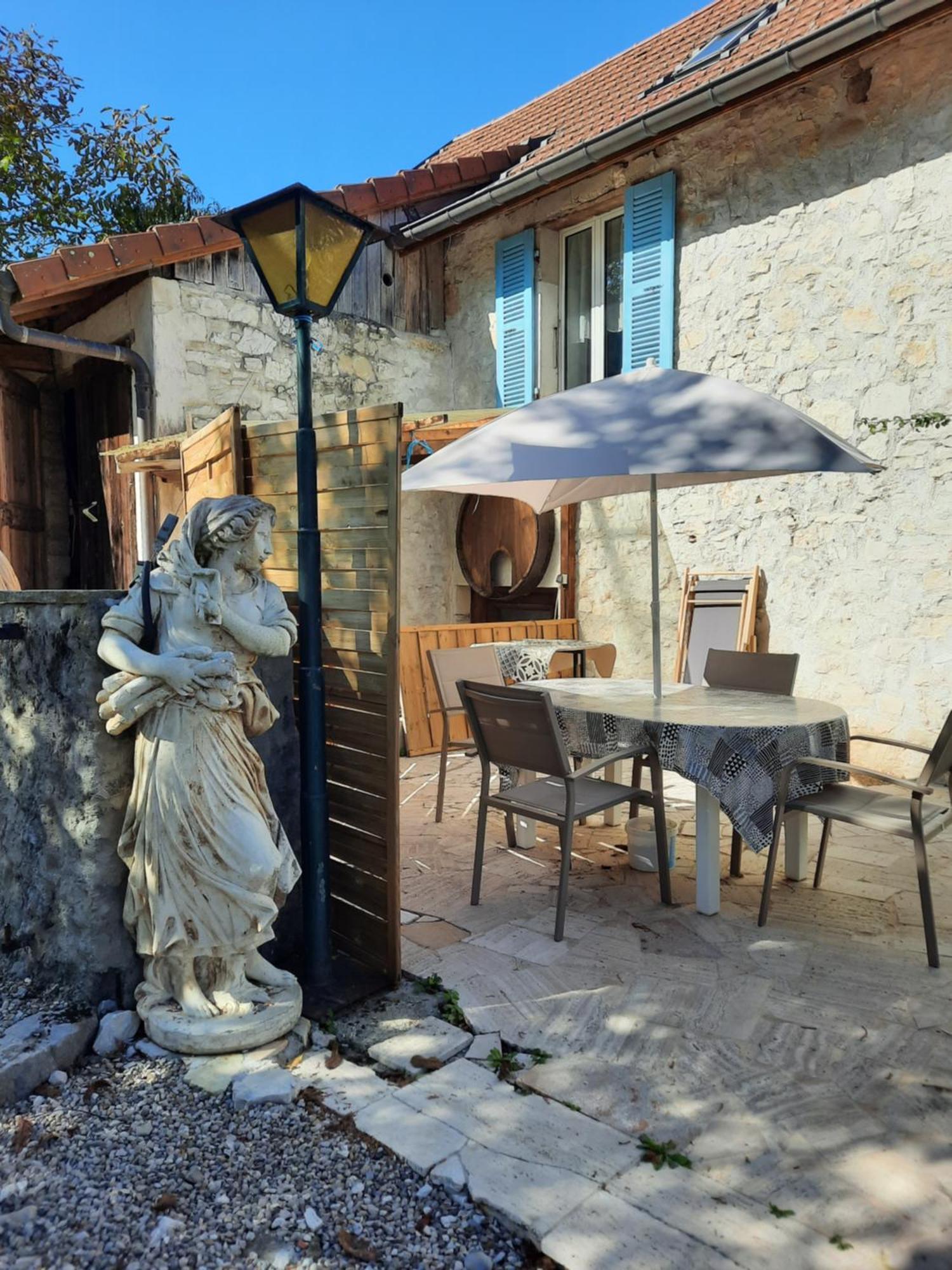 Gite Des 2 Lions Murs-et-Gelignieux Luaran gambar